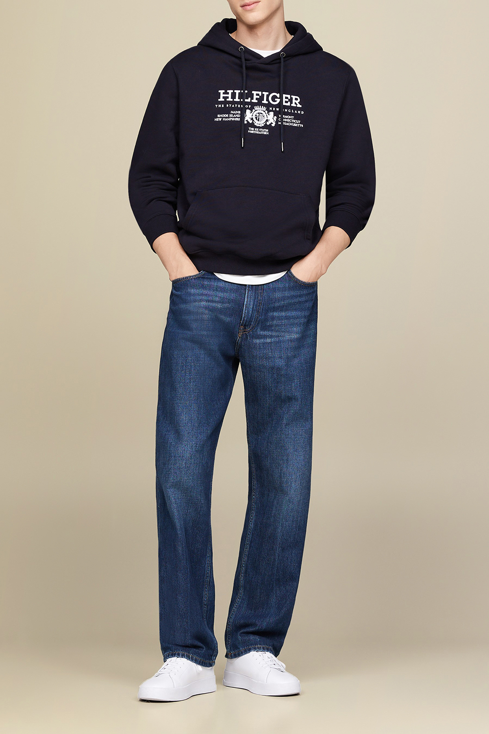 תמונת כל הלוק של סווטשירט קפוצ'ון TOMMY HILFIGER